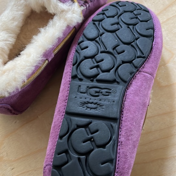 New UGG Moccasins - Picture 3 of 5